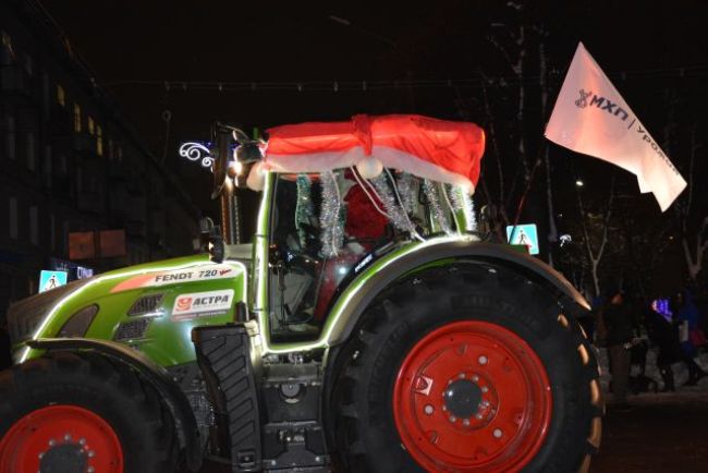 В Черкассах состоялся первый в Украине парад иллюминированных тракторов (ФОТО)